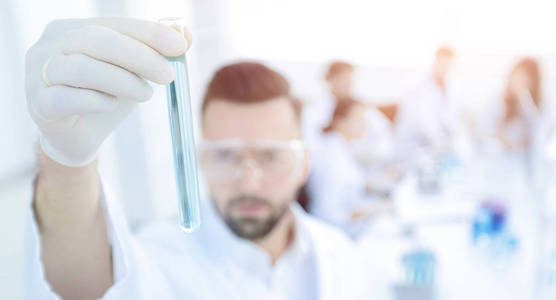 模糊背景下的实验室试剂管 一瞥科学与光影的交织